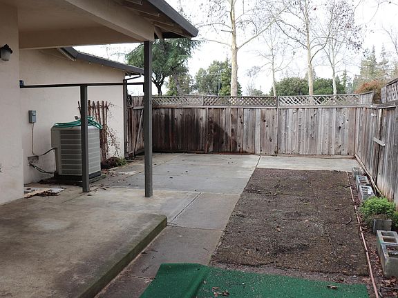 3rd image of 956 Wren Dr