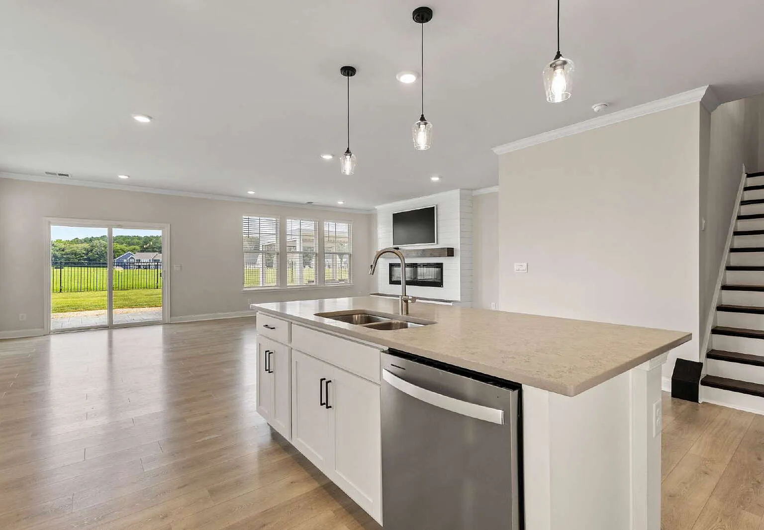 4 bed, 3.5 bath, 2800 sqft, $3,500 — Photo 4