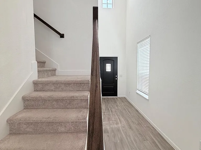 1020 Laguna Cove Dr — Photo 2