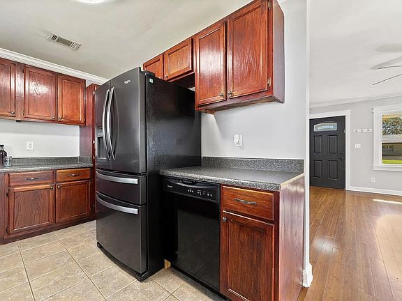 5th image of 130 Sherwood Cir