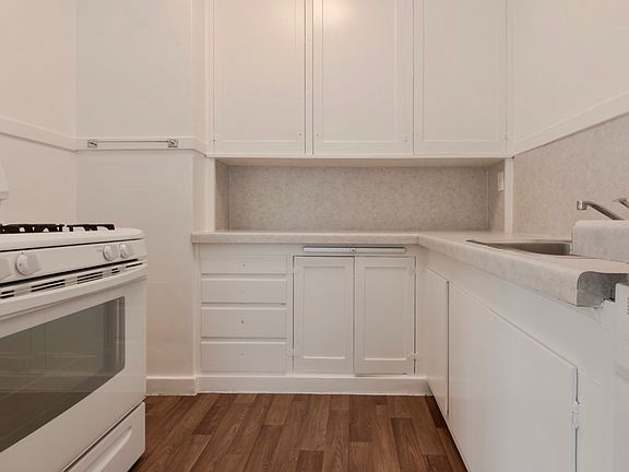 3rd image of 3101 Gough St APT 103