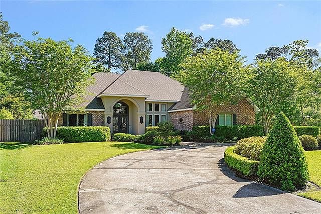 1st image of 104 Fontainbleau Dr