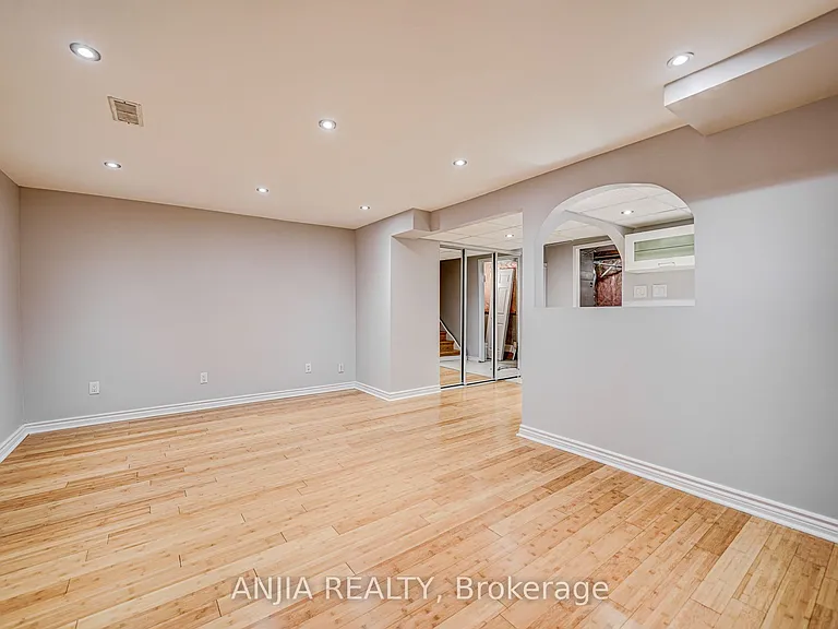 146 Billingsley Cres — Photo 35