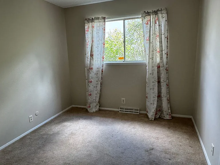 4304 Andrew Dr NE — Photo 12