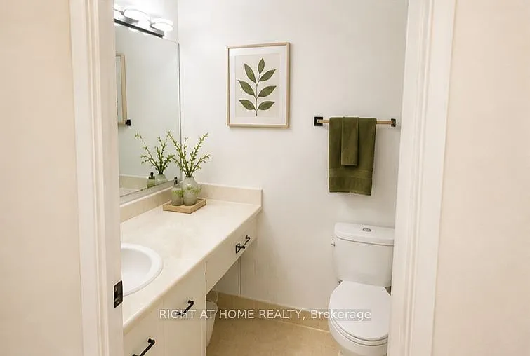 380 King St #903 — Photo 4