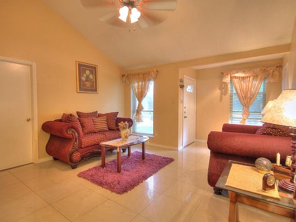 3rd image of 1018 W Brompton Dr