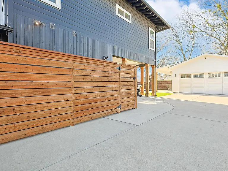 304 Bowie St — Photo 33