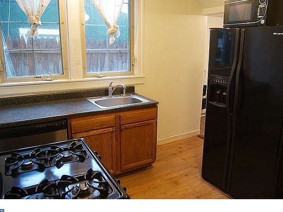 5th image of 1441 E Columbia Ave