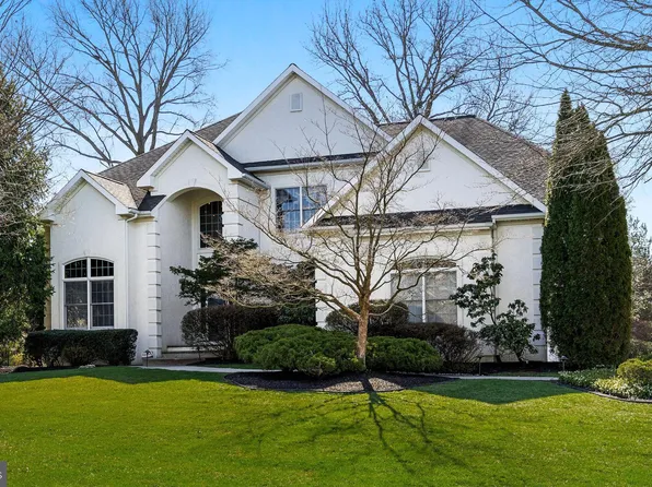 5 Armstrong Dr, Moorestown, NJ 08057