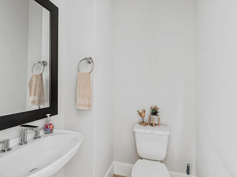 1005 Saint Charles St — Photo 10
