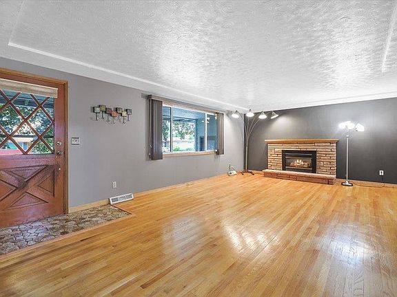 3rd image of 6706 N Drumheller St