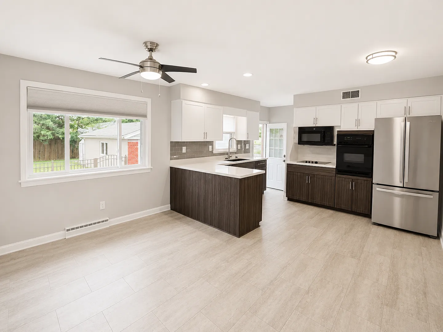 Huge Renovated 3 Bedroom house in hikespoint! — Photo 3