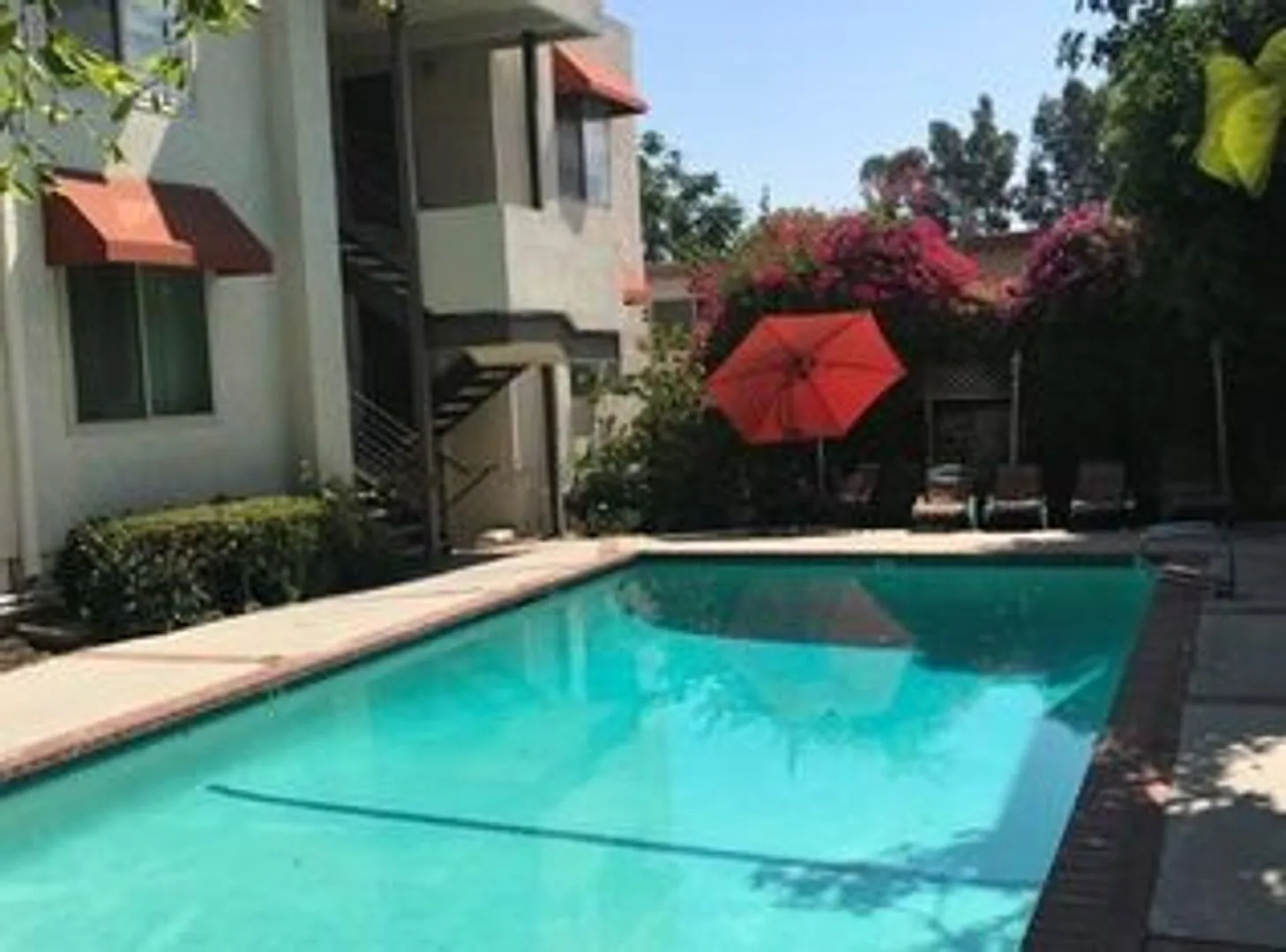 This is a great opportunity to rent a 2 bedroom at a competitive price in Tarzana. — Photo 2