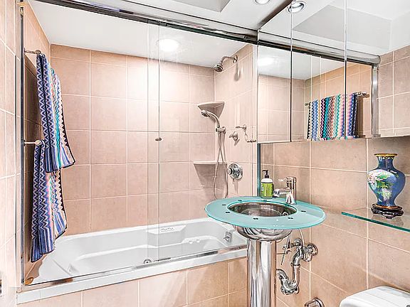 5th image of 260 W 22nd St APT 5