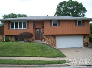 318 Parkway Ln, Pekin, IL 61554