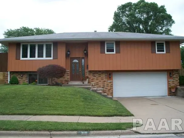 318 Parkway Ln, Pekin, IL 61554