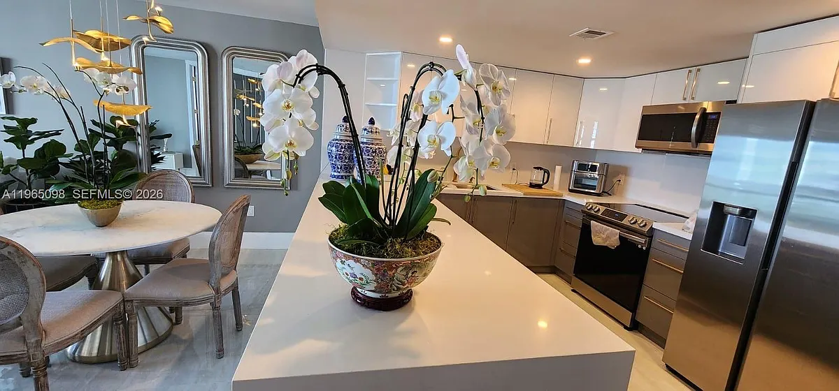 Building Photo - 5701 Collins Ave #905