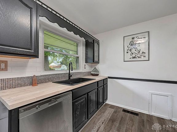 3rd image of 49 Brookhaven Dr