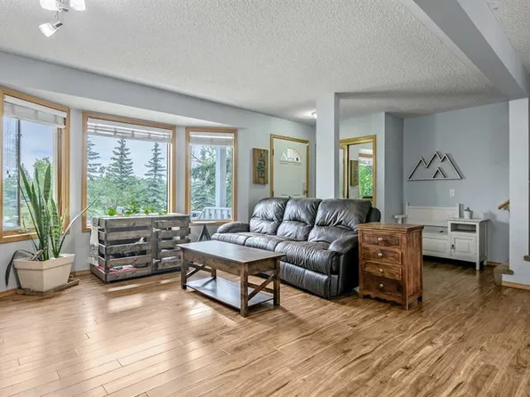 511 N Killarney Glen Ct SW, Calgary, AB T3E 7H4
