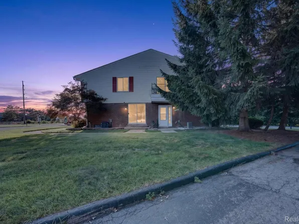 51116 S Foster Rd, Chesterfield, MI 48047