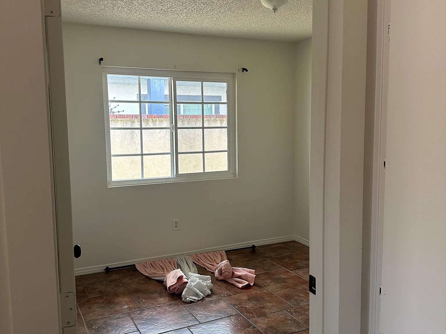 3 bed, 1125 sqft, $2,300 — Photo 3
