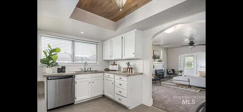 1 bed, 1.0 bath, 120 sqft, $665 — Photo 2
