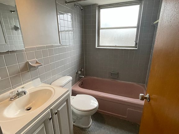 5th image of 2720 Harrison Ave APT 9
