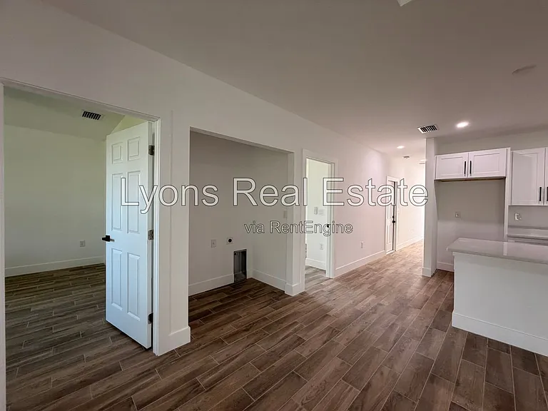 2210 Armour Rd — Photo 12