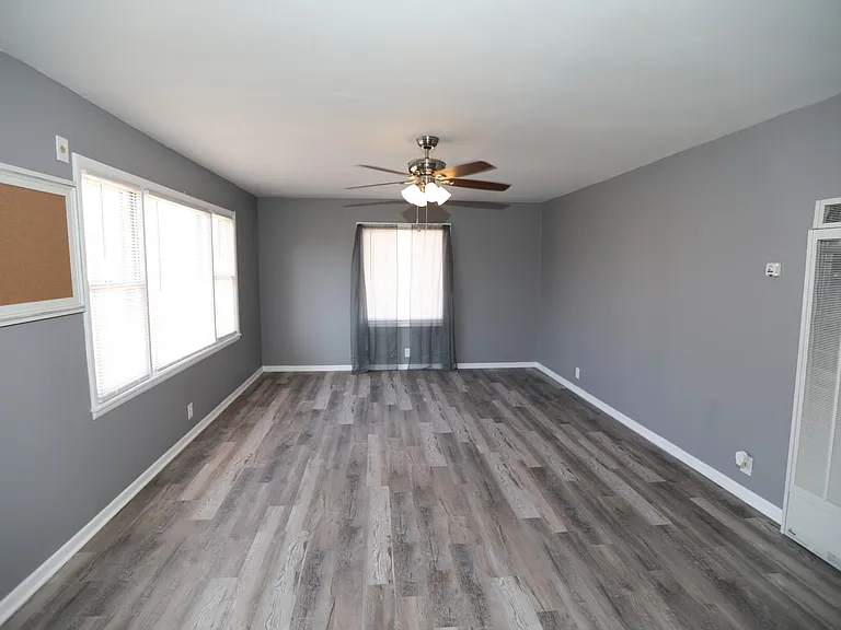 2107 Avenue D — Photo 3