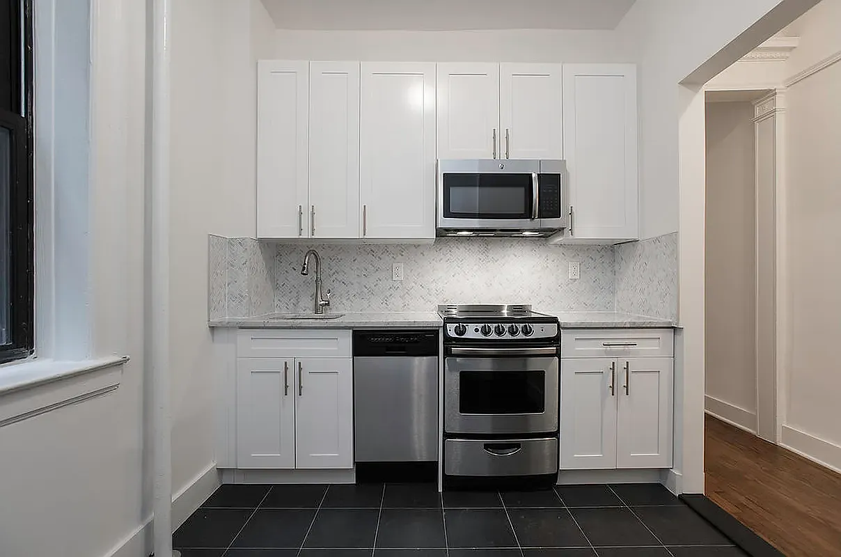 372 Saint Johns Pl — Photo 1