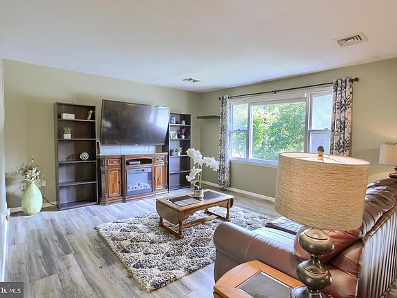 4th image of 137 Pleasantview Ter