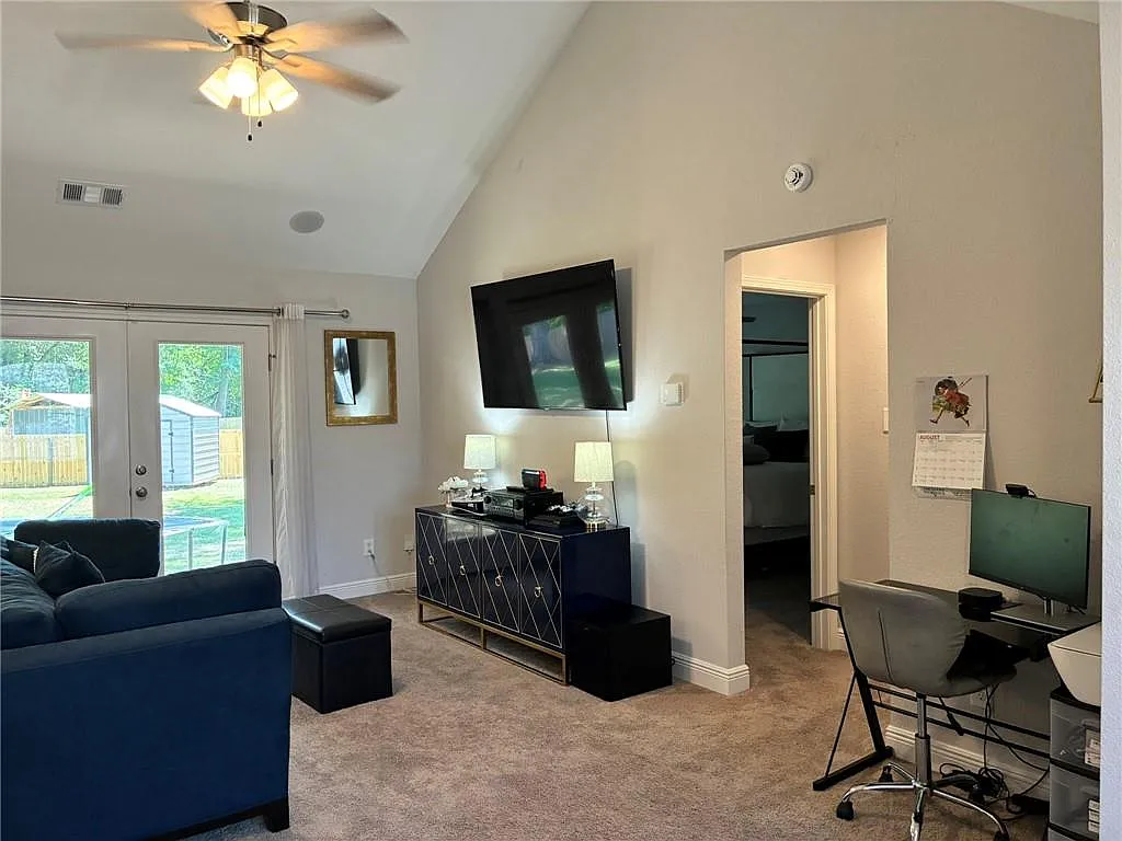 3 bed, 2.0 bath, 1422 sqft, $2,100 — Photo 4