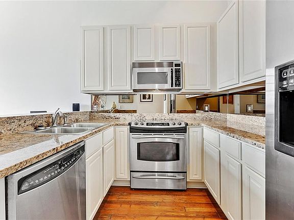 4th image of 1000 Saint Charles Ave APT H