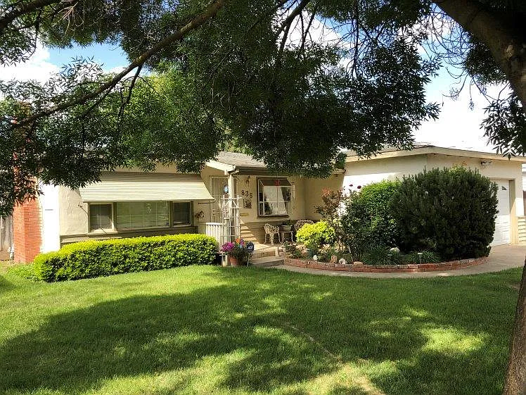 835 Toyon Ln photo 1