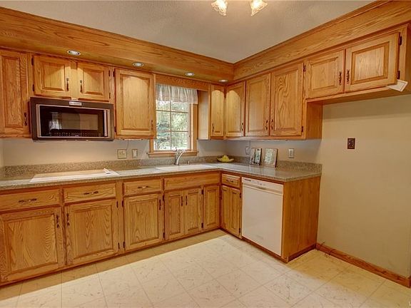 5th image of 214 Westcliff Dr