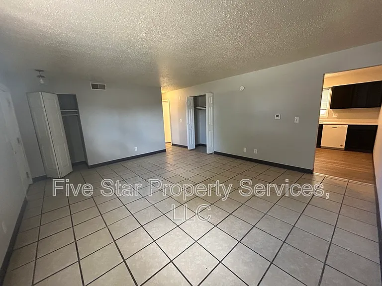 Lake Shore Apartments — Photo 12