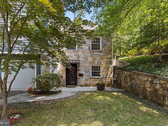 4th image of 2617 S Arlington Ridge Rd