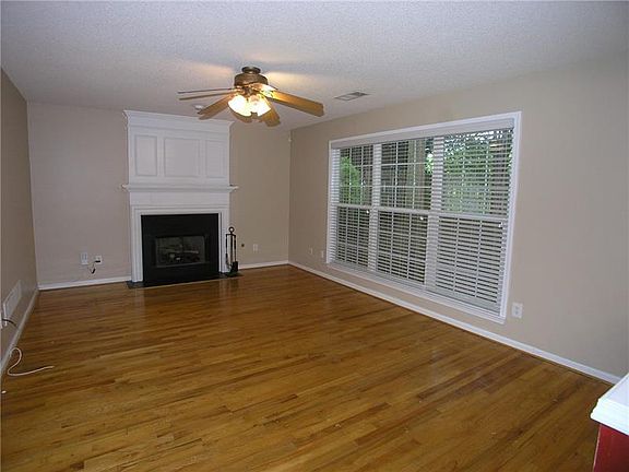 2nd image of 654 Glenbarrett Ct NE #654