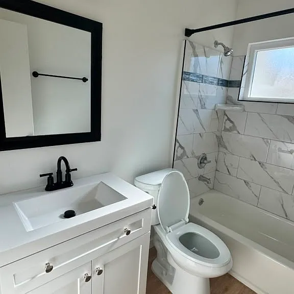 15470 Moorpark St #14 — Photo 2