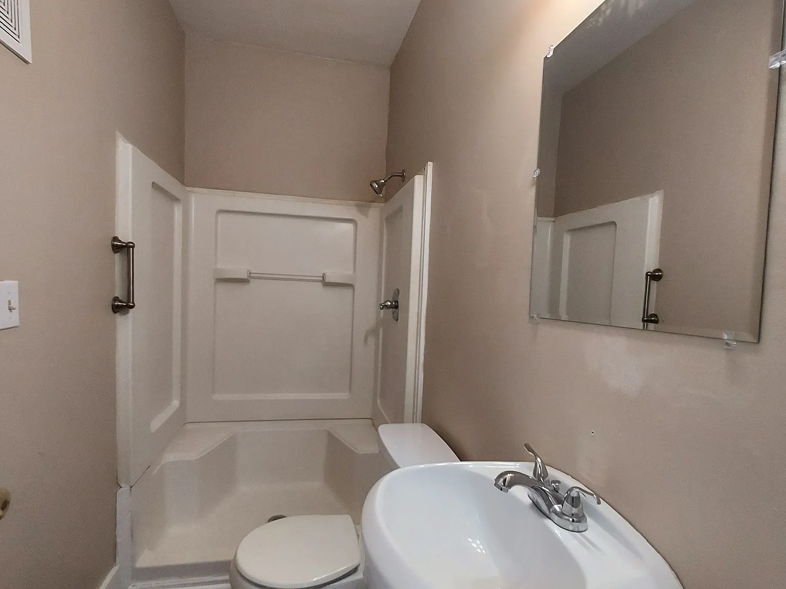 4 Bedroom, 2 Bathroom Home — Photo 4