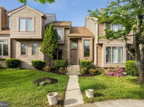 1070 Trevino Ln, Herndon, VA 20170