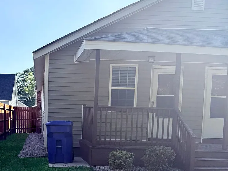 534 Manchester St SE — Photo 1