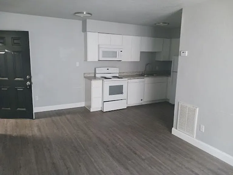 351 San Antonio Blvd — Photo 13