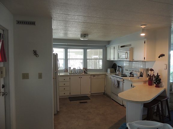 4th image of 303 Balsam Cir