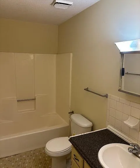 1090 N Guignard Dr — Photo 7