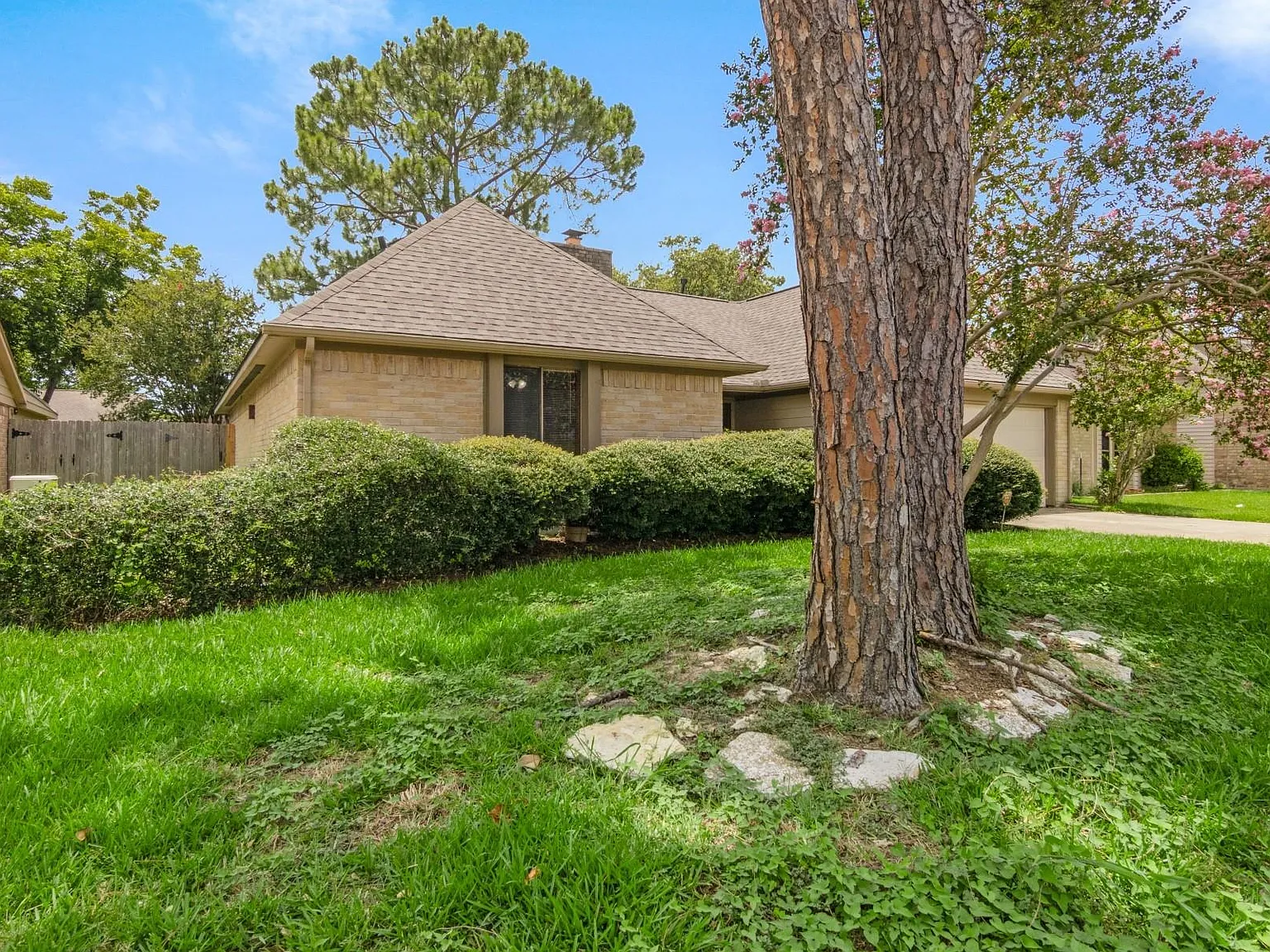 3 bed, 2.0 bath, 1920 sqft, $2,100 — Photo 3