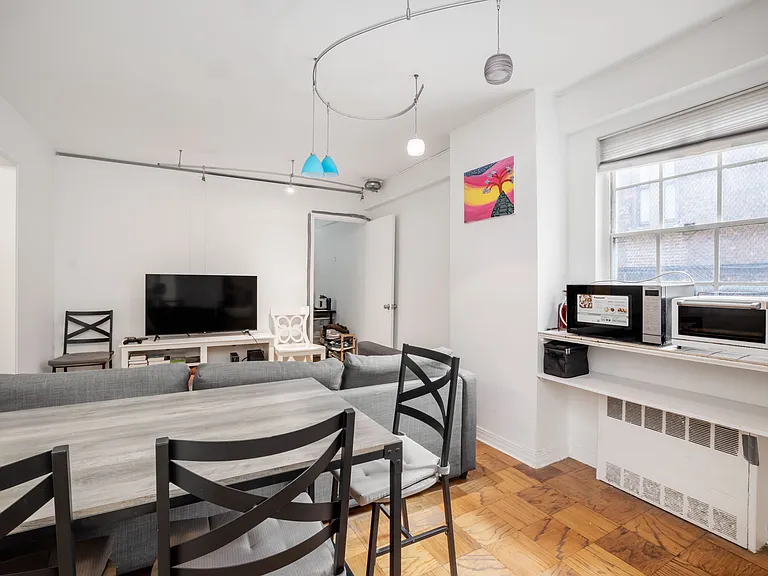 245 E 35th St #2H — Photo 1