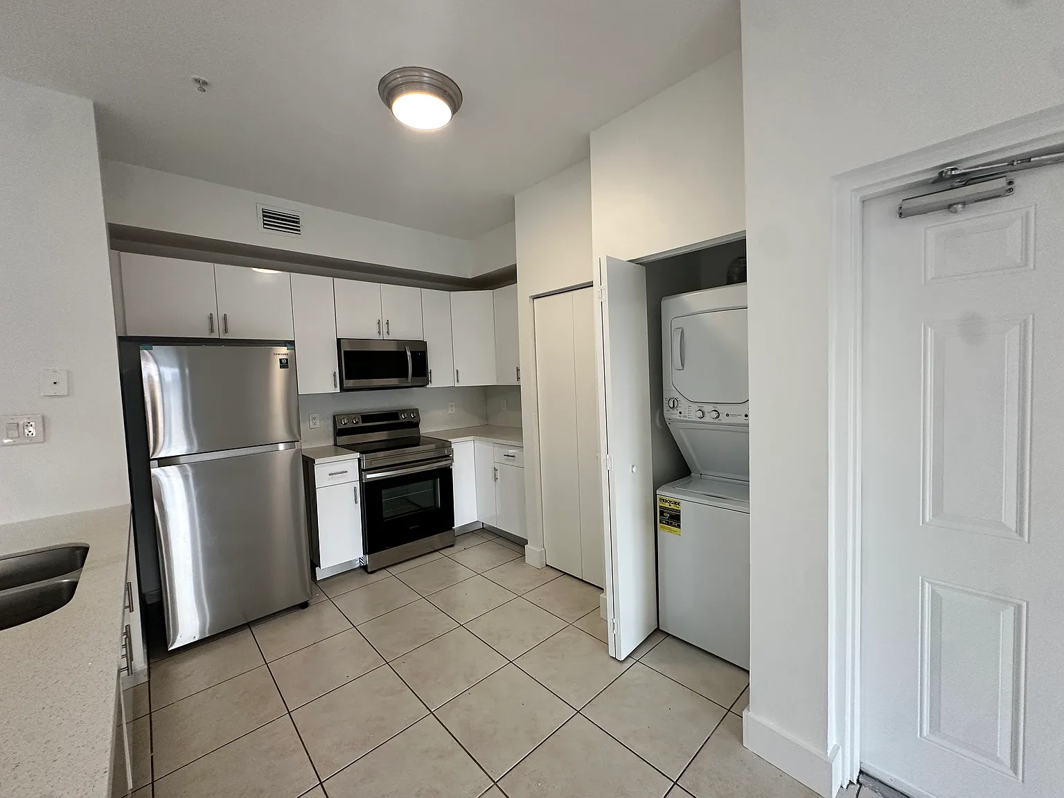 2 bed, 969 sqft, $2,550 — Photo 3