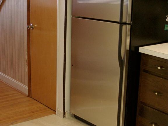 Kitchen w/ refrigerator