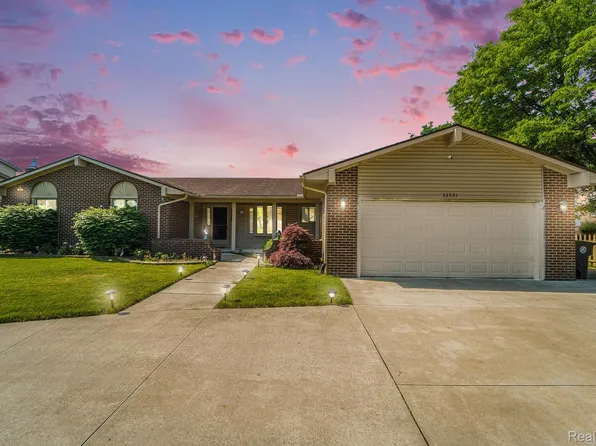 33521 Curtis Rd, Livonia, MI 48152